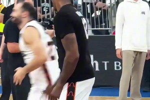 霍华德在格鲁吉亚很开心！ 状态很好 还做起了披萨