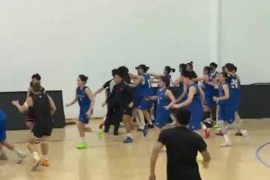 女篮爆发大规模冲突！华科主帅追打武汉盛帆球员 现场一片混乱