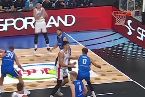 詹姆斯顶级的记忆力目前还记得当初NBA生涯首秀时双方首发