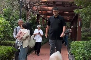 球迷：简直是运气爆棚～！偶遇姚明和妈妈爸爸 都好高啊！